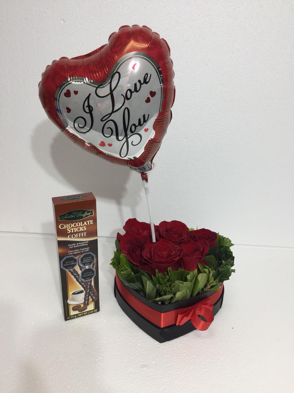 Caja corazn con 6 Rosas ms Palitos de Chocolate de 75 Grs y Globito